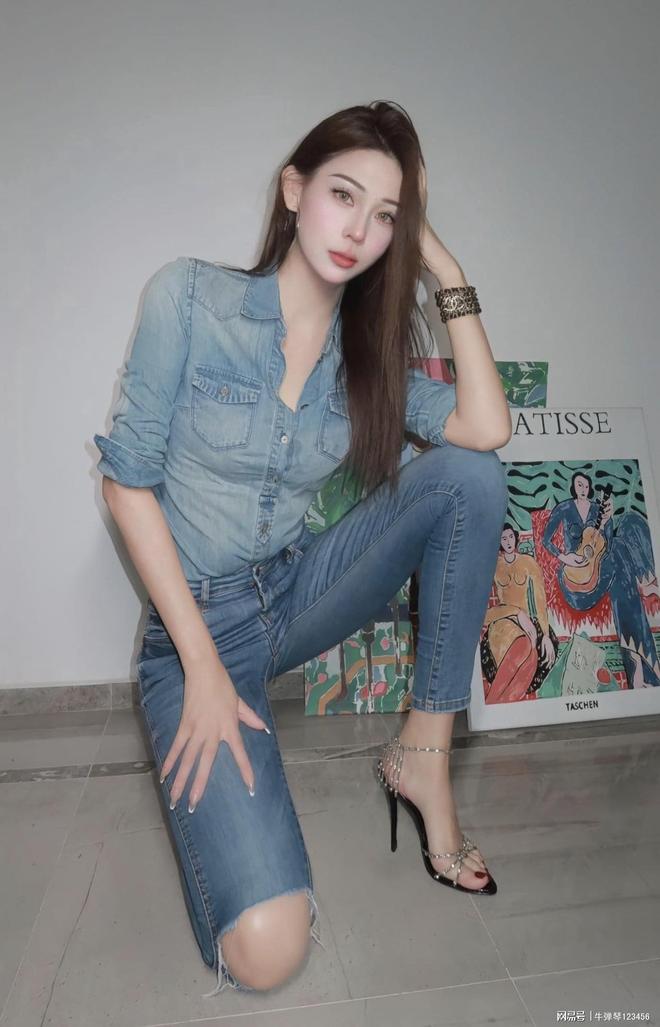 链条高跟凉鞋搭配破洞紧身牛仔裤还挺有韵味